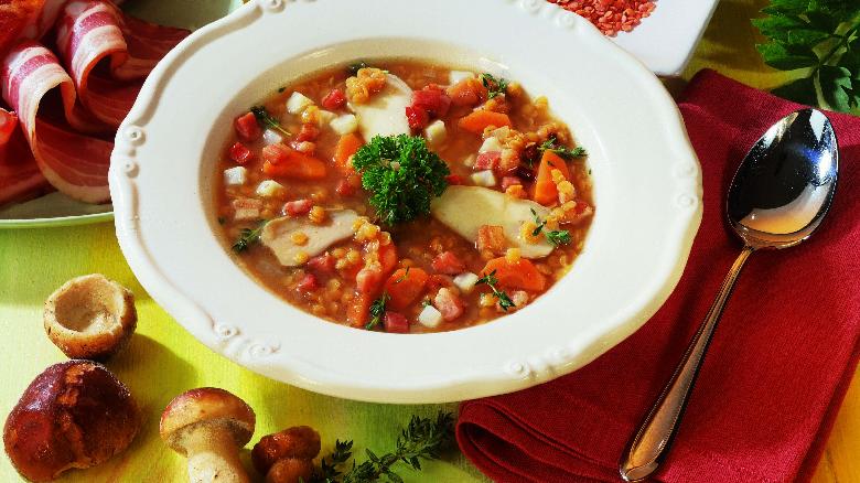 Linsensuppe mit gebratenen Steinpilzen